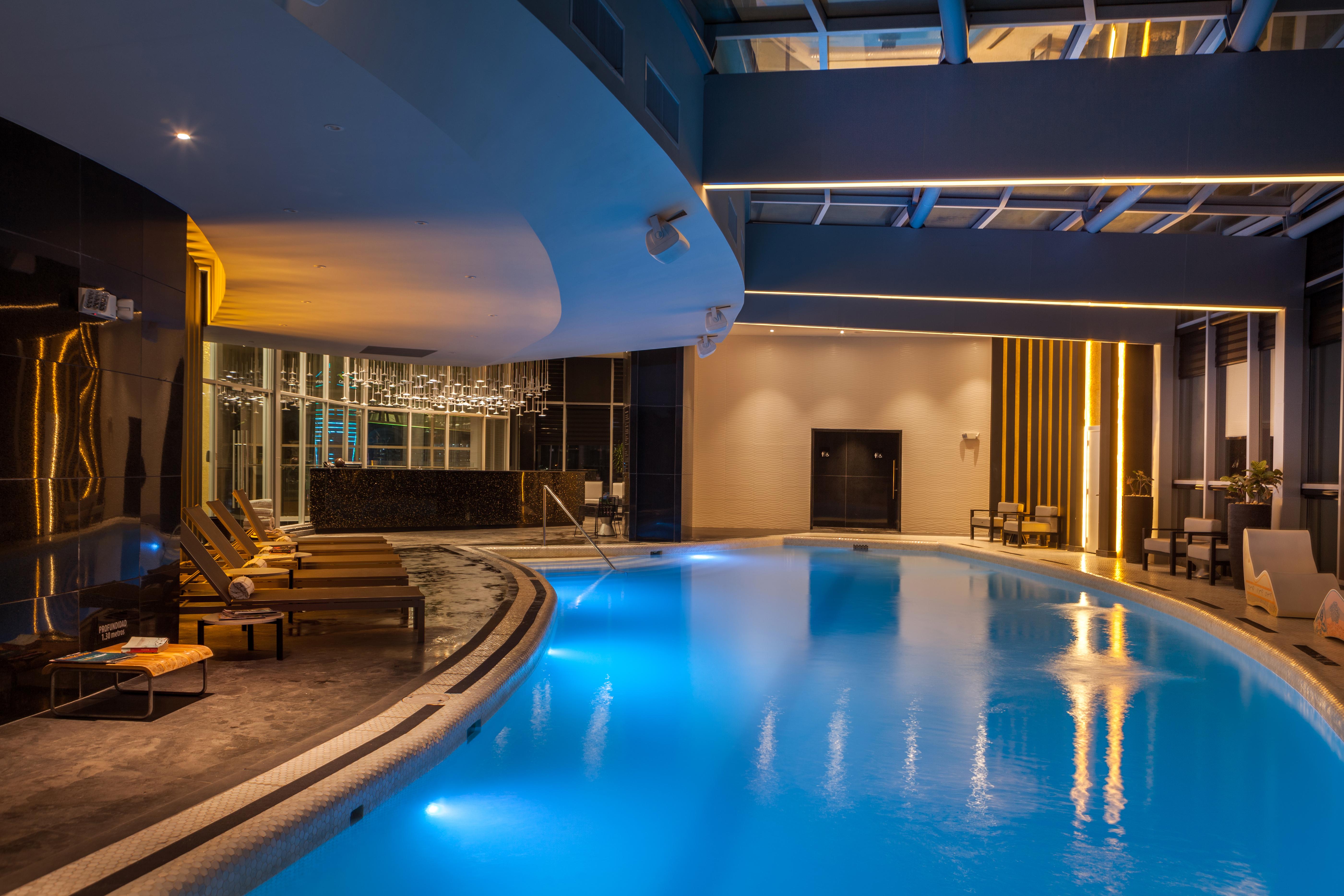Hotel Las Americas Golden Tower Panama المظهر الخارجي الصورة The pool at the hotel