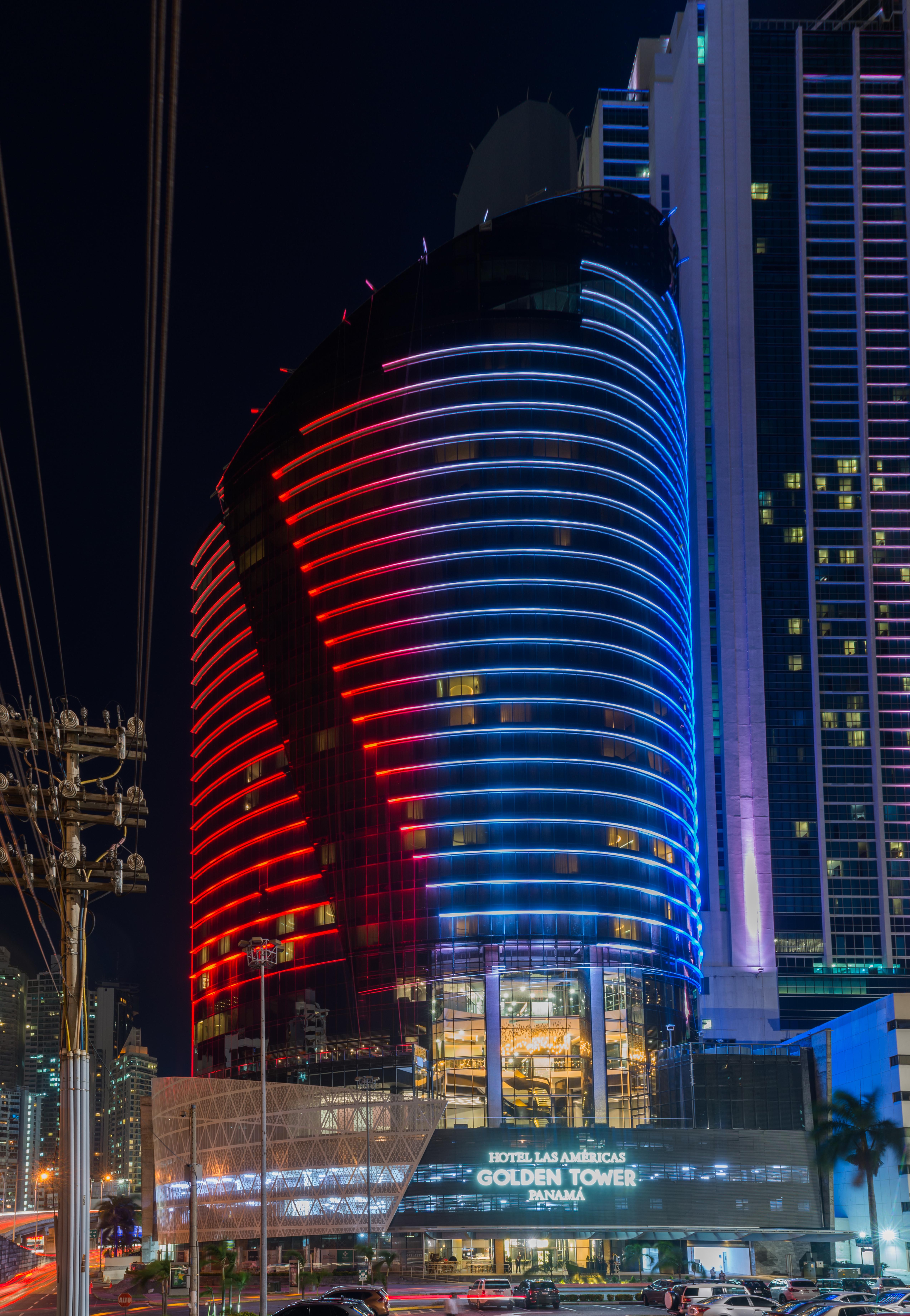 Hotel Las Americas Golden Tower Panama المظهر الخارجي الصورة The hotel at night
