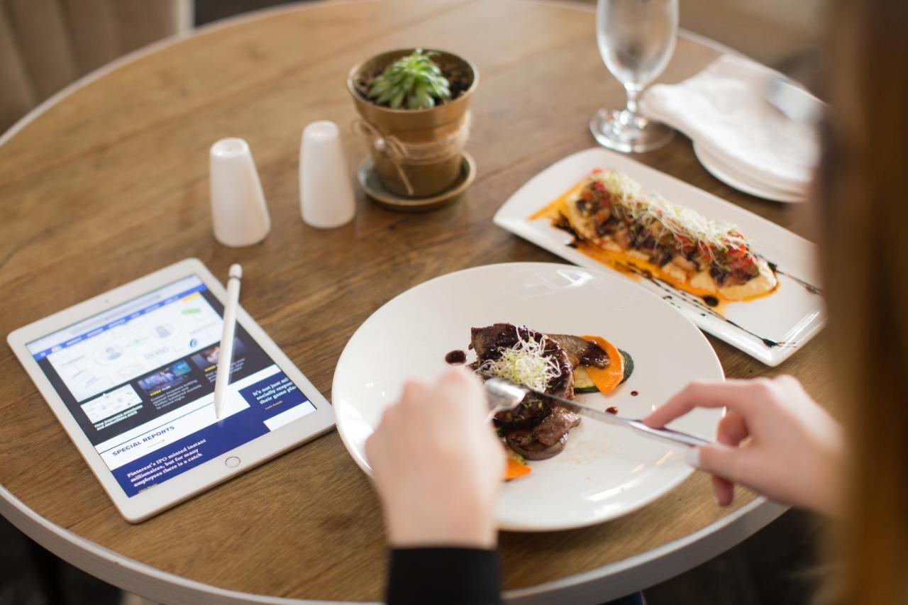 Hotel Las Americas Golden Tower Panama المظهر الخارجي الصورة A woman using a tablet while eating