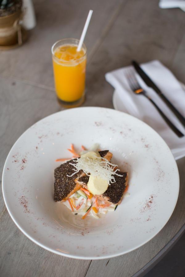 Hotel Las Americas Golden Tower Panama المظهر الخارجي الصورة A plate of salmon with a glass of orange juice